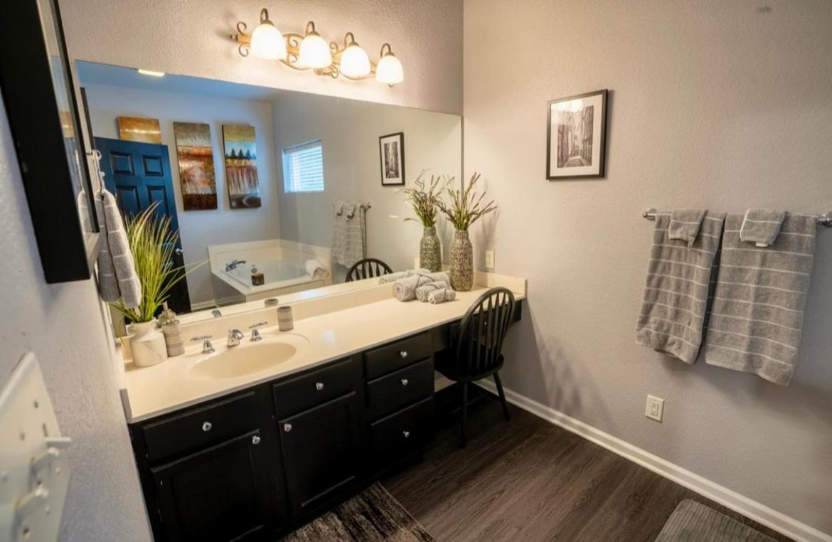 Brooklynn'S Bay, Elegant Lakefront Condo Retreat Hot Springs Bagian luar foto