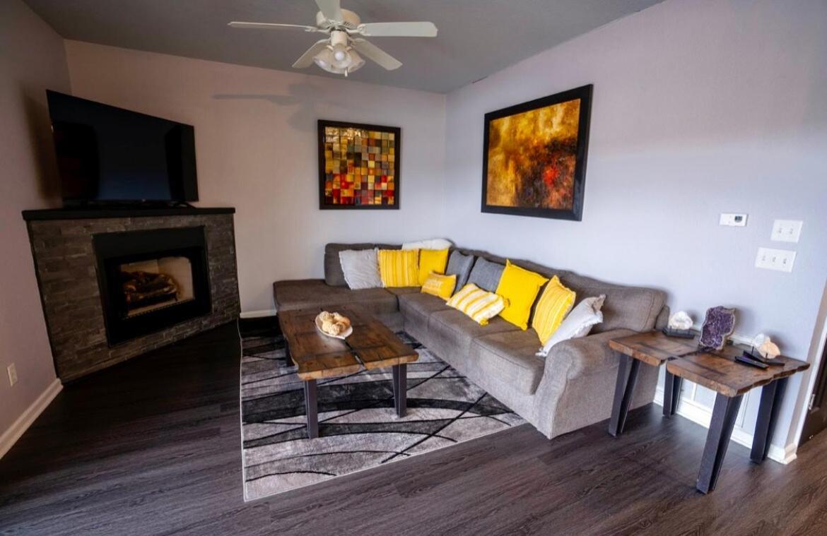 Brooklynn'S Bay, Elegant Lakefront Condo Retreat Hot Springs Bagian luar foto